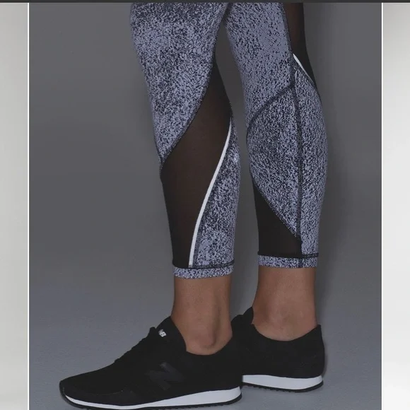 ✨Lululemon Athletica Outrun Tight Sz 4✨ - Picture 3 of 10